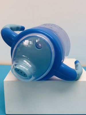BPA освобождают 9 месяцев расслоина 6 унций не тренируя чашку Sippy